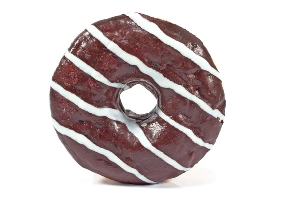 Donut en esmalte de chocolate con rayas aisladas en blanco — Foto de Stock