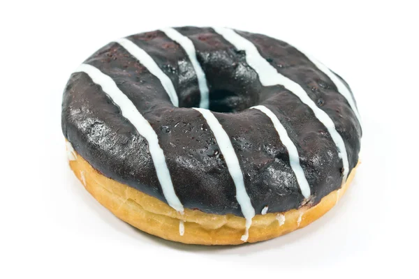 Donut en esmalte de chocolate con rayas aisladas en blanco — Foto de Stock