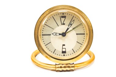 despertador Vintage dorado aislado en blanco