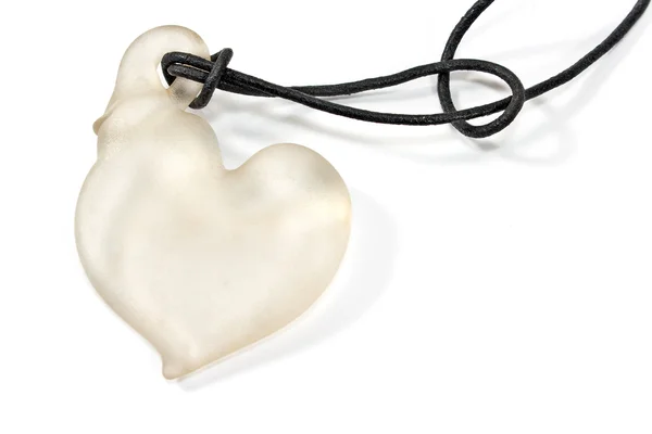 Collana ciondolo cuore bianco su bianco — Foto Stock