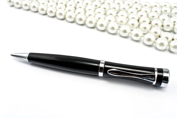 Pen with pearls in a background — Stock Photo, Image