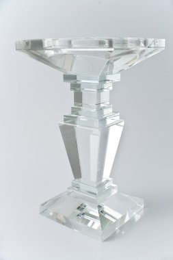 gri zemin üzerine cam şamdan 