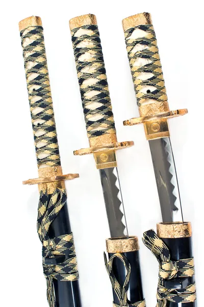 Três espadas de katana samurai japonesas sobre branco — Fotografia de Stock
