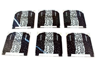 cam üzerine beyaz izole için siyah bardak altlığı