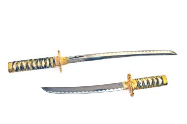 iki Japon samurai katana kılıç üzerinde beyaz izole