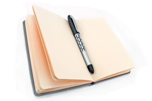 Not defteri ve kalem üzerinde beyaz izole — Stok fotoğraf