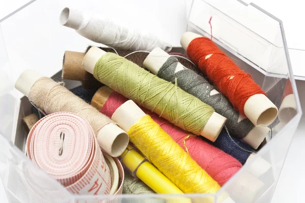 Coloridos suministros de costura en caja — Foto de Stock
