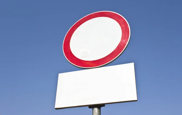 Geen voertuigen verkeersbord over blauwe hemel — Stockfoto