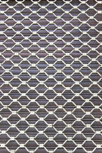 Железное окно сетки на деревянные жалюзи фона — стоковое фото