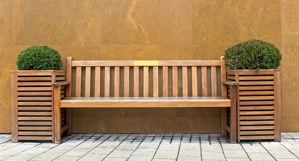 大理石の壁の前にブッシュ大統領と木製のベンチ — ストック写真