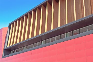 Mavi gökyüzü üzerinde modern binanın soyut detay 