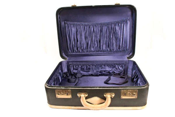Открытый винтажный чемодан изолировать на белом — стоковое фото