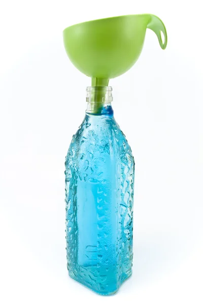 Wasserflasche und Trichter isoliert auf weiß — Stockfoto