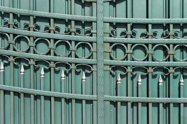 Puerta hecha a mano de hierro forjado como fondo —  Fotos de Stock