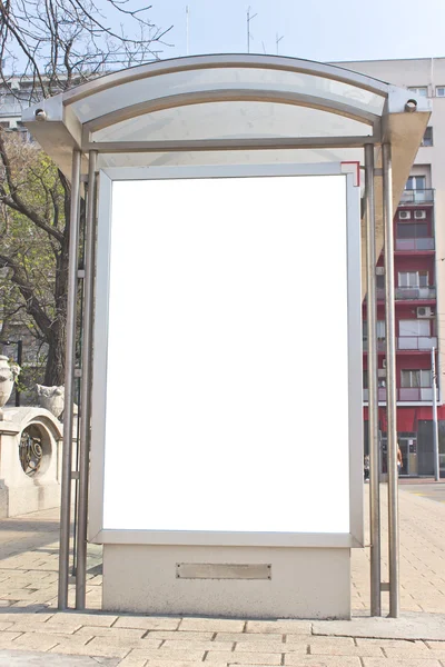 Branco sinal em branco na estação de ônibus — Fotografia de Stock