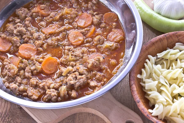 Мясной соус с овощами, приготовленными на сковороде с макаронами — стоковое фото
