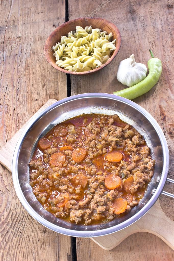 Minced meat sauce with vegetables cooked in pan with pasta — Stock