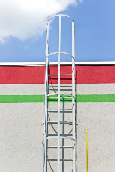 Escada de metal de segurança para o telhado e céu azul — Fotografia de Stock