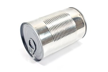 Kapalı teneke kutu beyaza izole edildi