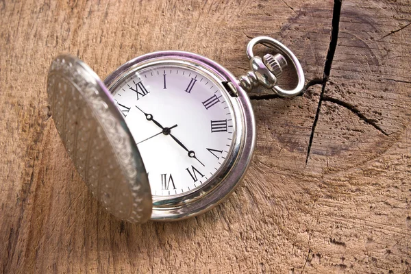 Stříbrné kapesní hodinky na dřevěné pozadí — Stock fotografie