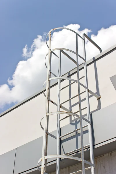 Safety metal ladder to the roof and  blue sky — Stock Photo, Image