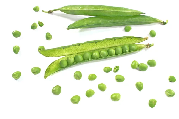 Guisantes verdes frescos sobre un blanco — Foto de Stock