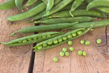 Ahşap arka planda taze bezelyeler