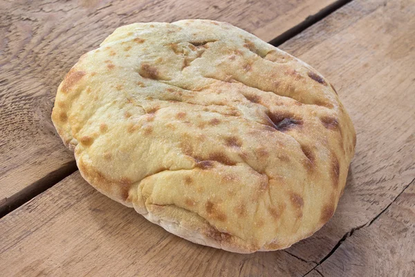 Chleb arabski - flatbread na drewniane tła — Zdjęcie stockowe