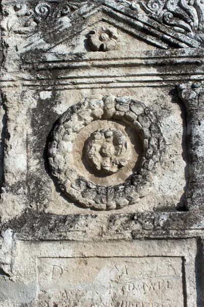 อนุสาวรีย์หินกรุงโรมโบราณเป็นพื้นหลัง — ภาพถ่ายสต็อก