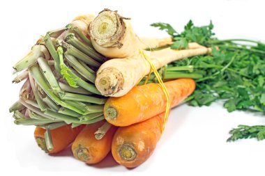 taze havuç ve maydanoz kökü üzerinde beyaz ile