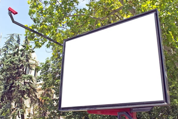Leeg reclamebord in een park met blauwe hemel — Stockfoto