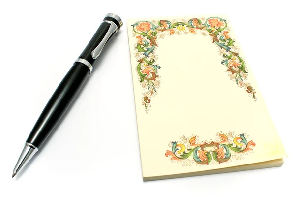 Κίτρινο σημειωματάριο και στυλό που απομονώνονται σε λευκό — Φωτογραφία Αρχείου