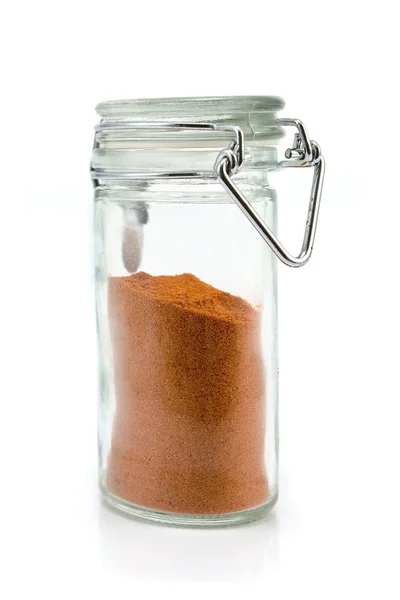 Pó de pimenta vermelha em frasco isolado em branco — Fotografia de Stock