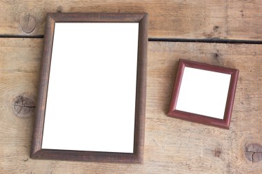 ahşap zemin üzerinde eski fotoğraf çerçeveleri