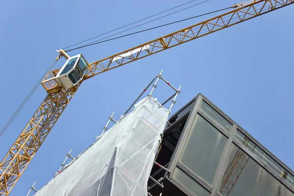 Construction site with cranes against blue sky — Stock Photo, Image