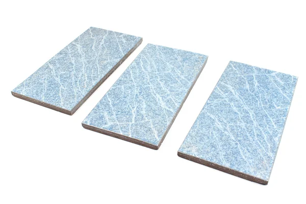Синяя керамическая плитка на белом — стоковое фото