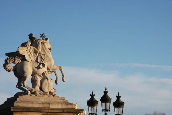 Statue and street light in Paris — Stock Photo, Image