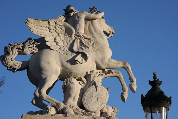 Estatua y farola —  Fotos de Stock