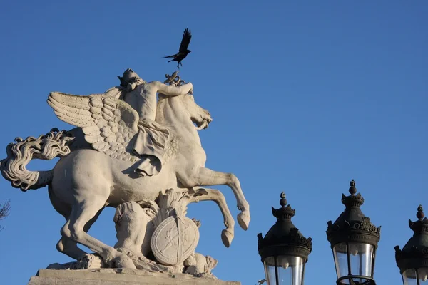 Estátua e luz de rua — Fotografia de Stock