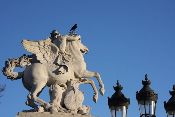 Estatua y farola — Foto de Stock