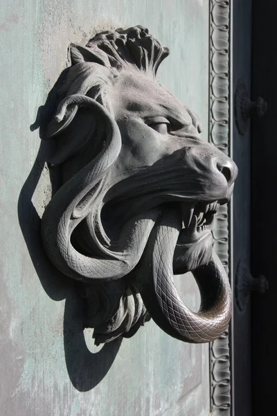 Lew i wąż drzwi — Zdjęcie stockowe