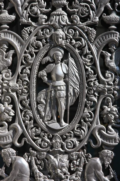 Детали старинной двери в Париже — стоковое фото