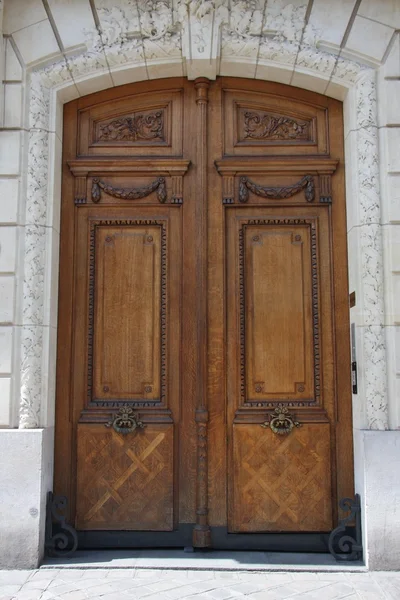 Porta antiga em Paris — Fotografia de Stock