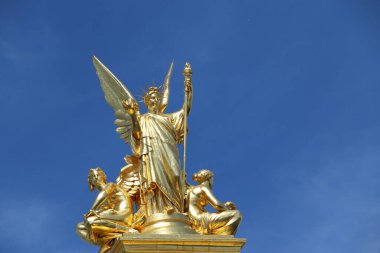 Palais Garnier 'in altın heykeli, Paris Ulusal Operası.