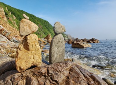 Japonya deniz kıyısında. Piramit taş.
