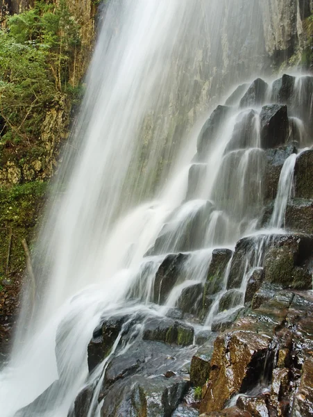 Benevskoy Wasserfall auf elomovsky Springbrunnen. Fragment — Stockfoto