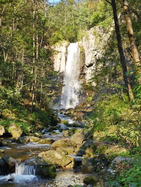 Benevskoy waterval op elomovsky voorjaar in het Russisch — Stockfoto