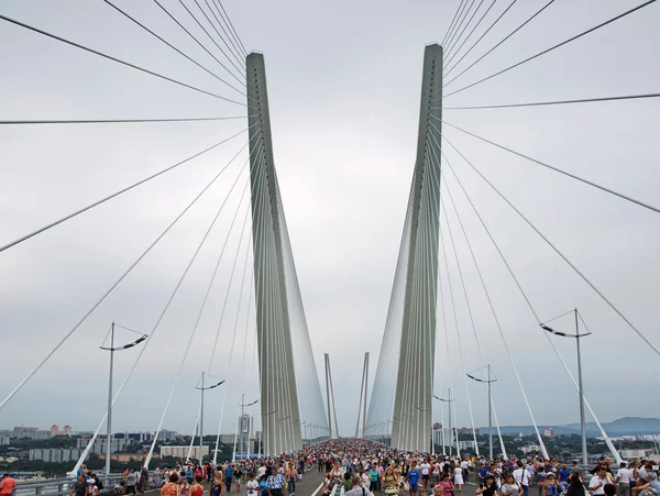 Die Brücke über das goldene Horn der Bucht am Eröffnungstag. lizenzfreie Stockfotos