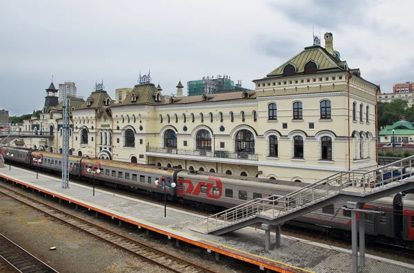 O trem na estação de plataforma, Vladivostok Fotos De Bancos De Imagens Sem Royalties
