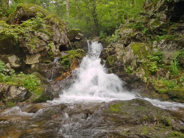Водопады на горной реке — стоковое фото